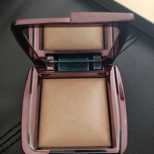 Hourglass lighting powder